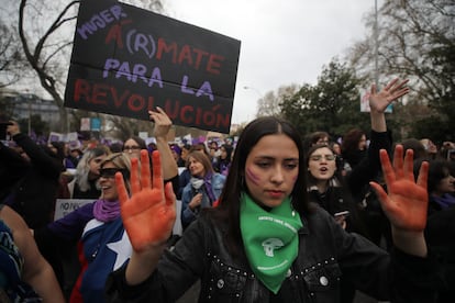 Un grupo de mujeres participa en la marcha feminista del 8-M, este año en Madrid.