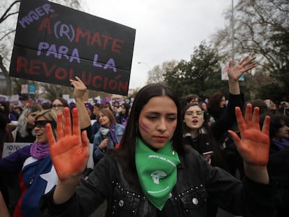 Un grupo de mujeres participa en la marcha feminista del 8-M, este año en Madrid.