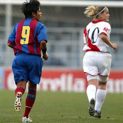 Maribel, a la izquierda, y Milene Domingues, en el Barça-Rayo, ayer.