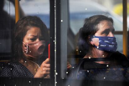 Dos pasajeras con mascarilla, en un autobús en Tel Aviv.