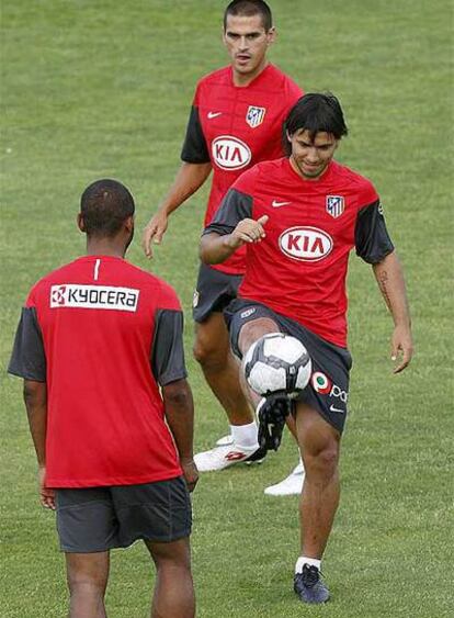 Juanito y Sinama observan los malabarismos de Agüero durante una sesión de entrenamiento.