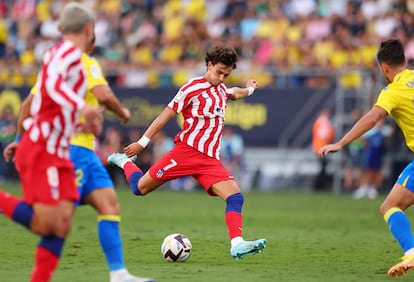 João Félix dispara a puerta durante el Cádiz-Atlético de Madrid (3-2) disputado el pasado sábado en el Nuevo Mirandilla.