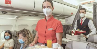 Viajeras y TCPs con mascarilla a bordo de un avión de Iberia.