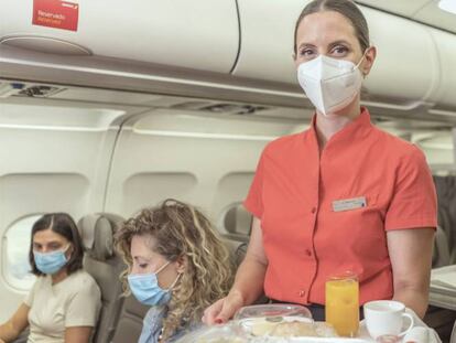 Viajeras y TCPs con mascarilla a bordo de un avión de Iberia.