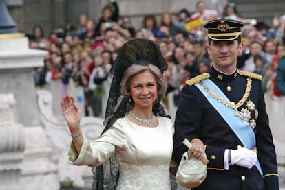 El novio, del brazo de su madre y madrina, la reina emérita Sofía. Felipe Juan Pablo Alfonso de Todos los Santos de Borbón y Grecia, entonces de 36 años, se vistió para su boda con el uniforme de gran etiqueta del Ejército de Tierra, por ser el más antiguo de los tres que integran las Fuerzas Armadas. Doña Sofía eligió un vestido color champán de la diseñadora Margarita Núñez.