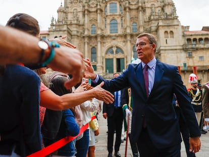 El líder del PP, Alberto Núñez Feijóo, este martes en la plaza del Obradoiro de Santiago.