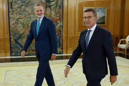 El rey Felipe VI recibe al líder del PP, Alberto Núñez Feijóo (a la derecha), en la última de sus siete entrevistas con dirigentes políticos, el pasado 22 de agosto en el Palacio de la Zarzuela.