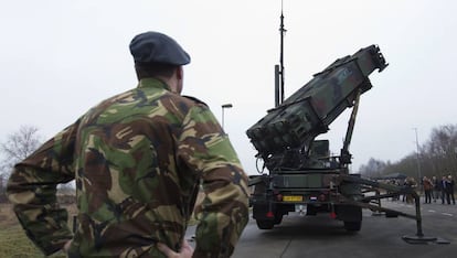 Un soldado en la base aérea holandesa de Peel in Vredepeel.