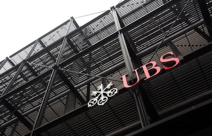 Entrada da sede de UBS em Londres.