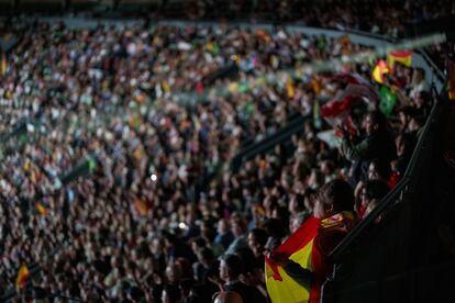 Centenares de seguidores de Vox durante la convención del partido celebrada este domingo en el Palacio de Vistalegre en Madrid. 