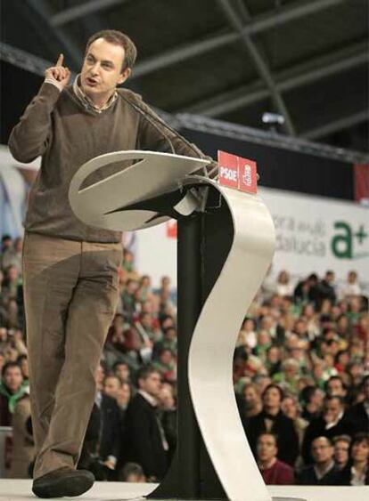 Zapatero durante su discurso en Dos Hermanas.