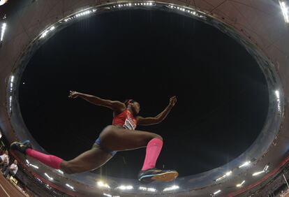 La colombiana Katerine Ibarguen compite en salto de longitud