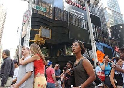 Un grupo de personas en Times Square, poco después de producirse el apagón.