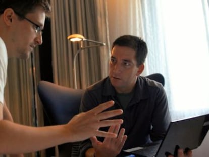 Edward Snowden y Glenn Greenwald en una escena de &#039;Citizenfour&#039;.