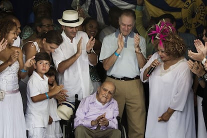 El arquitecto brasileño Oscar Niemeyer, el alcalde de Río de Janeiro, Eduardo Paes, y el presidente del Comité Olímpico de Brasil, Carlos Arthur Nuzman, aplauden durante la ceremonia de apertura Sambódromo después de haber sido reformada en Río de Janeiro, Brasil.
