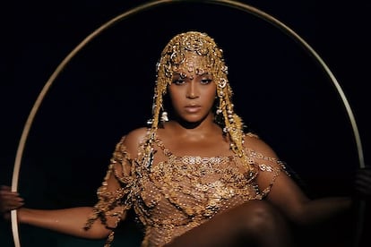 Beyoncé en ‘Black is King’, con un tocado de Natalia Fedner.