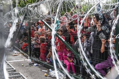 Refugiados sirios en la frontera entre Hungr&iacute;a y Serbia.