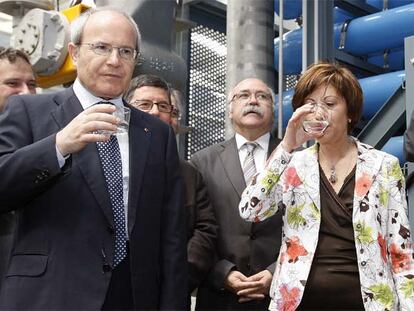 Montilla bebe agua de la desalinizadora de El Prat