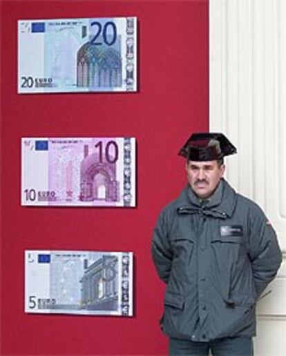 Un guardia civil, frente a reproducciones de euros, en el Banco de España.