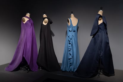 Vestidos, de izquierda a derecha, de Hubert de Givenchy (1967), de Marc Bohan para Dior (otoño/invierno de 1971), de Pierre Cardin (1965) y de Cristóbal Balenciaga (primavera de 1968).