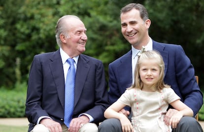 El rey emérito, Juan Carlos I, junto a su hijo, el actual rey Felipe VI, y la heredera a la Corona, Leonor, en una imagen de la la Casa del Rey.