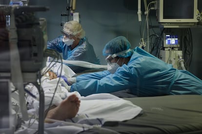 Médico atende a um paciente em uma UTI do Hospital Nuestra Señora de La Candelaria, em Tenerife, na Espanha.