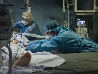 Médico atende a um paciente em uma UTI do Hospital Nuestra Señora de La Candelaria, em Tenerife, na Espanha.
