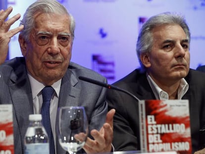 Mario Vargas Llosa, a la izquierda, junto a su hijo Álvaro en la presentación de 'El estallido del populismo' este martes en Madrid.