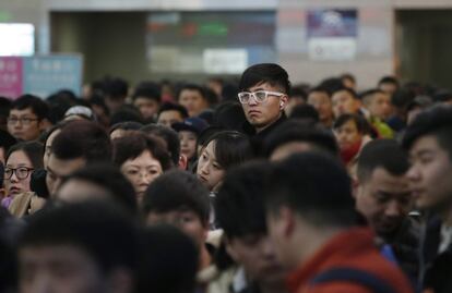 Pasajeros esperan su tren en Pekín el lunes. El mayor desplazamiento anual de masas del mundo comenzó el pasado 24 de enero y durará 40 días, hasta el 3 de marzo.