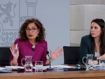 Las ministras de Hacienda e Igualdad, Maria Jesús Montero e Irene Montero, en una comparecencia en La Moncloa el pasado mayo.