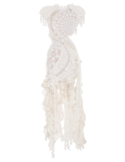 El espíritu ‘boho’ domina esta creación de la etiqueta australiana Zimmermann, en la que el encaje comparte escena con una infinidad de volantes. ¿Un ‘plus’? Nos encanta el detalle ‘cut out’ de la cintura. 4.100 €