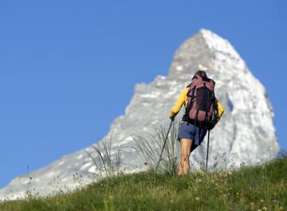 Senderismo bajo el Matterhorn, en la región suiza del Valais