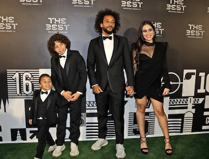 El jugador brasileño Marcelo con su compañera, Clarice Alves, y sus hijos Enzo, Gattuso y Liam.