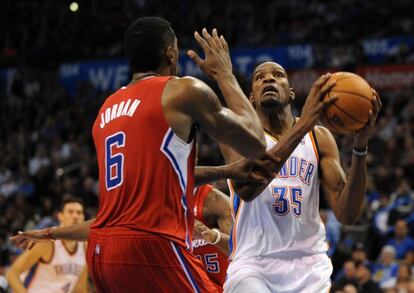 Kevin Durant intenta un tiro frente a DeAndre Jordan.