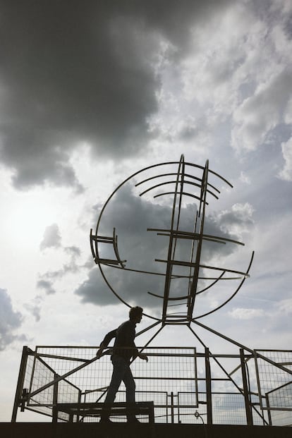La escultura  de acero que Garaizabal realizó para un proyecto de la firma Ecoalf corona el silo de trigo de Cifuentes (Guadalajara), en el que el escultor ha establecido su nuevo tallercomunidad artística.