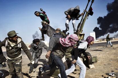Fotografía ganadora del primer premio dentro de la categoría 'Noticias en desarrollo', en la que se muestra rebeldes anti-Gadafi en Ras Lanuf, el 11 de marzo pasado (Imagen publicada en TIME, y realizada por el fotógrafo de Noor Images Yuri Kozyrev).