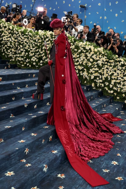 La cantante y actriz Teyana Taylor hizo una entrada espectacular con su traje negro con rayas rojas, que acompañó con una espectacular capa, botines de plataforma, sombrero con pluma y un bastón. El conjunto lo firma Marc Jacobs y en la capa se puede leer el mensaje "Harlem Pride" (Orgullo de Harlem), una referencia al barrio de la artista neoyorquina.