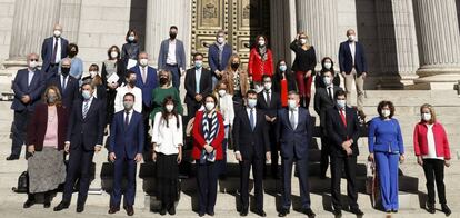 Foto de familia de los integrantes de la comisión parlamentaria del Pacto de Toledo tras la firma de la reciente renovación de las recomendaciones de los grupos para la reforma de las pensiones.