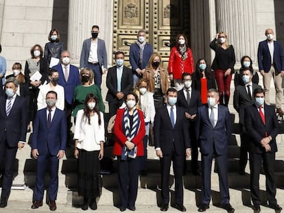 Foto de familia de los integrantes de la comisión parlamentaria del Pacto de Toledo tras la firma de la reciente renovación de las recomendaciones de los grupos para la reforma de las pensiones.