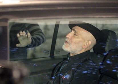 Iosu Uribetxebarria Bolinaga sits in the car that would take him away from Donostia Hospital on Tuesday night.