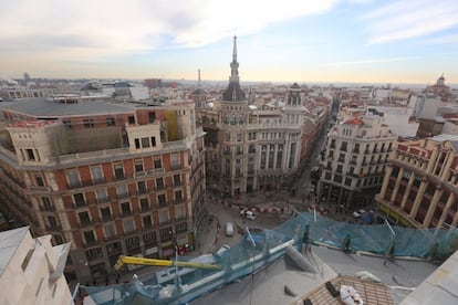 La plaza de Canalejas, vista desde la azotea del complejo. Las obras de los inmuebles se han juntado desde el pasado mes de abril las de mejora de la línea 2 de Metro.