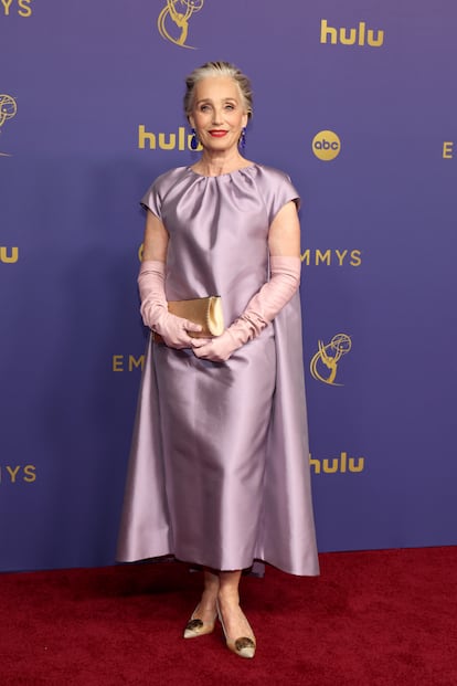 La actriz británica Kristin Scott Thomas, con un elegante vestido lila. 