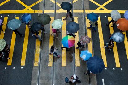 Un grupo de peatones cruzan una carretera en el distrito Central de Hong Kong, China.