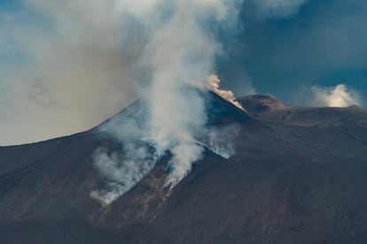 La erupción del Etna, en Sicilia, vista desde la localidad de Milo.