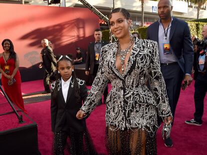 Beyoncé y su hija Blue Ivy Carter, en la presentación de 'El Rey León' en Los Ángeles en 2019.