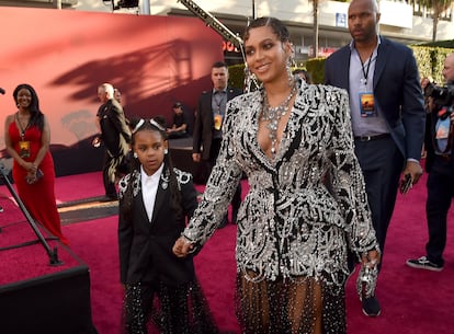 Beyoncé y su hija Blue Ivy Carter, en la presentación de 'El Rey León' en Los Ángeles en 2019.