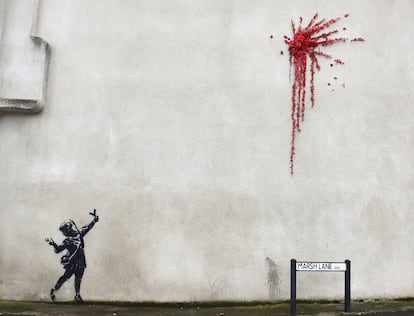 Un mural de Banksy en Bristol, Reino Unido en febrero de este año.