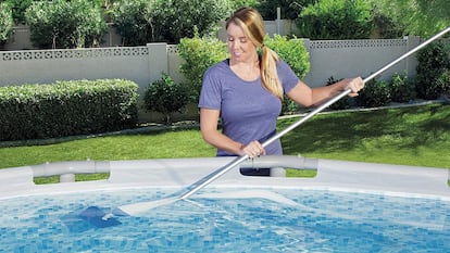 Se trata de kit limpiafondos y otros accesorios de limpieza que dejan la piscina de casa impoluta.