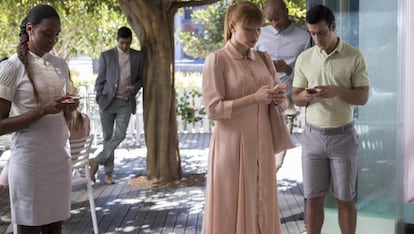Una imagen de la serie 'Black Mirror', en la que la tecnología juega un papel fundamental en la vida cotidiana.