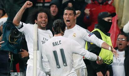 Cristiano Ronaldo celebra su tercer gol junto a Bale y Marcelo.